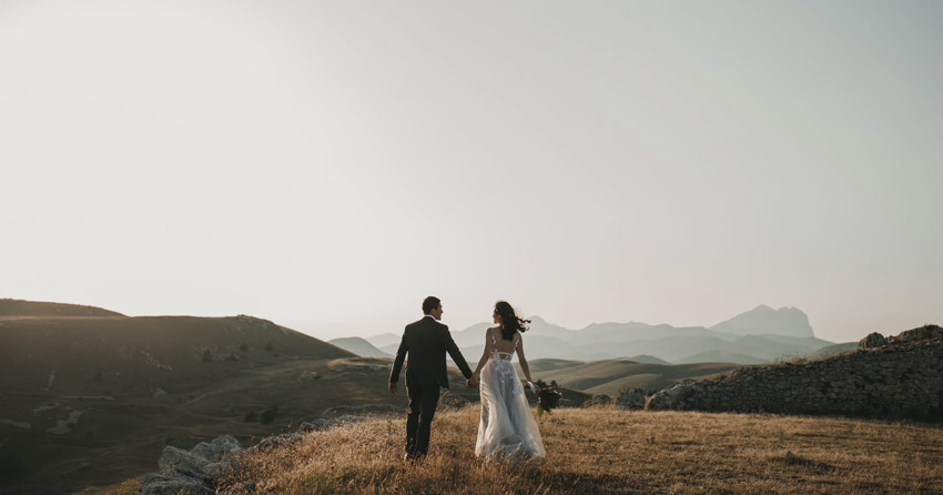 micro wedding outdoors